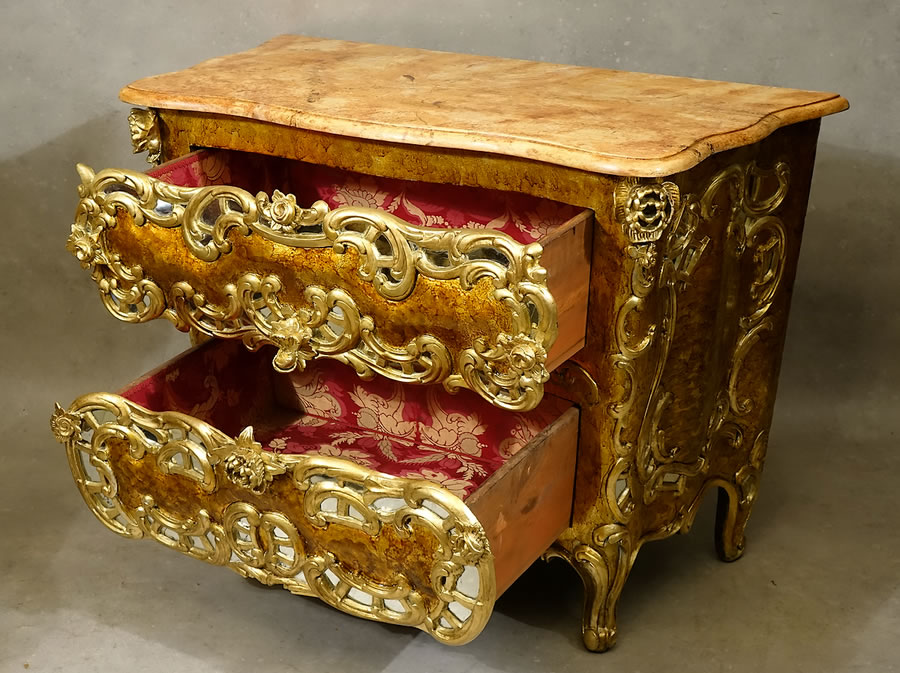 Pair of Sicilian Rococo commodes, carved, gilded and lacquered, with Thurn and Taxis and Marcello Mastroianni provenance